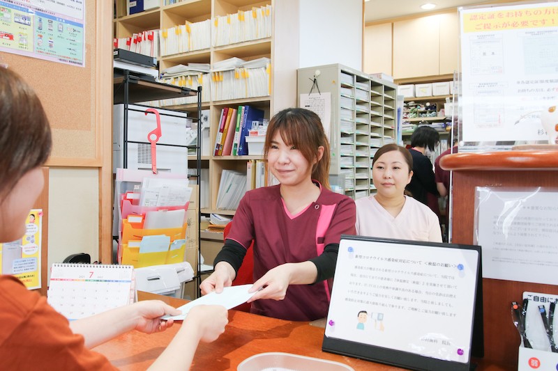 ①医院外観 ②待合室 ③受付