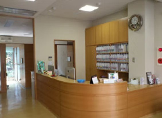 ①医院外観②受付③木目調の院内