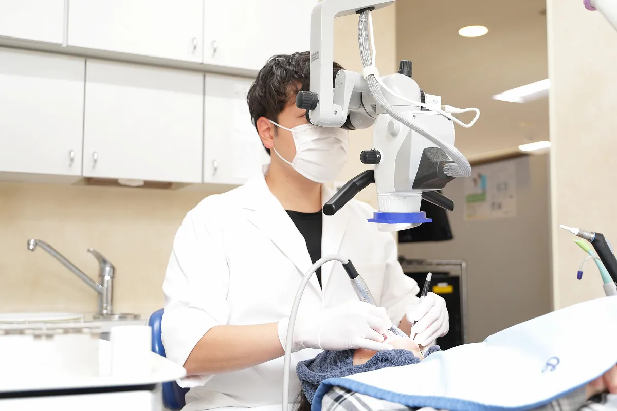 歯科用CTやマイクロスコープを使用して、歯の内部を精密に確認しながら治療を行っています