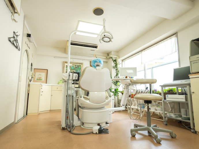 ①クリニック外観②診療室③院内