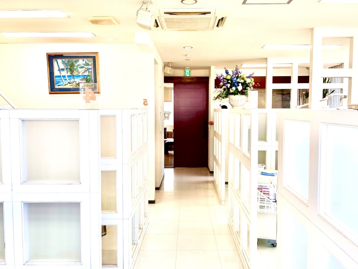 ①医院外観 ②待合室 ③診療室