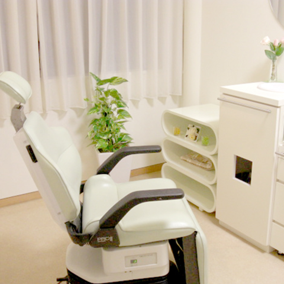 ①外観②待合室③診療室