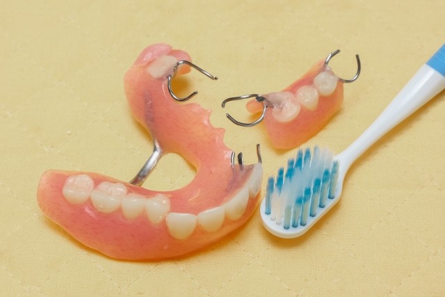 お口全体の状態を確認しながら、患者様に適した方法を提案しています。※写真はイメージです。