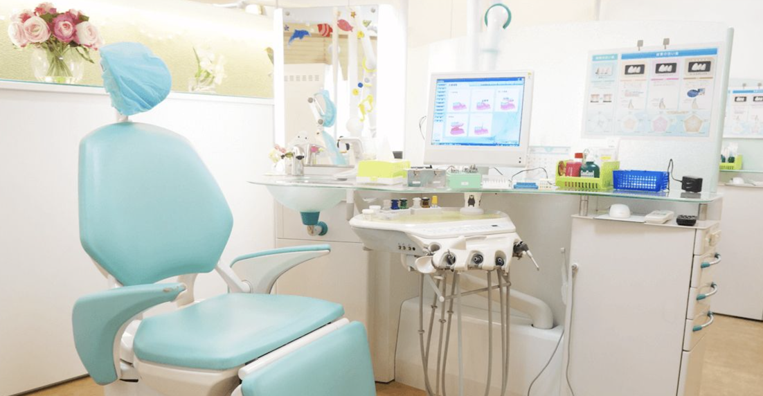 ①医院外観 ②受付・待合室・キッズスペース ③ユニット