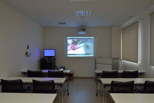 ミーティングルームで技術の向上などに努めています