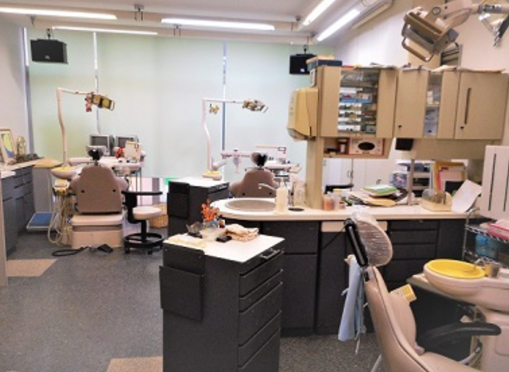 ①クリニック外観②受付③診療室