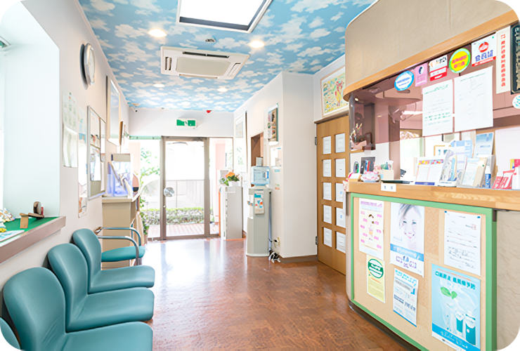 ①診療風景②外観③受付