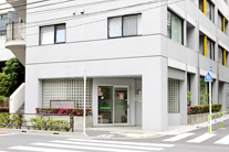 ①建物外観②入口③待合室