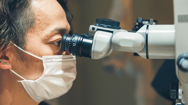顕微鏡を用いた精密な治療