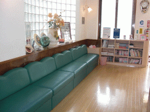 ①クリニック外観　②受付　③待合室