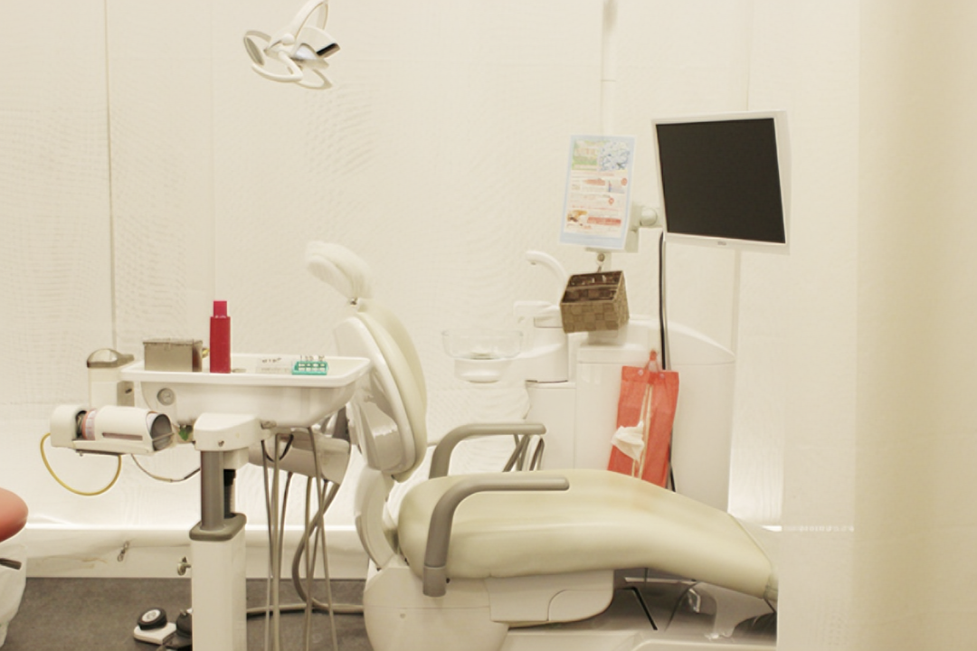 ①エントランス②診療室③キッズスペース