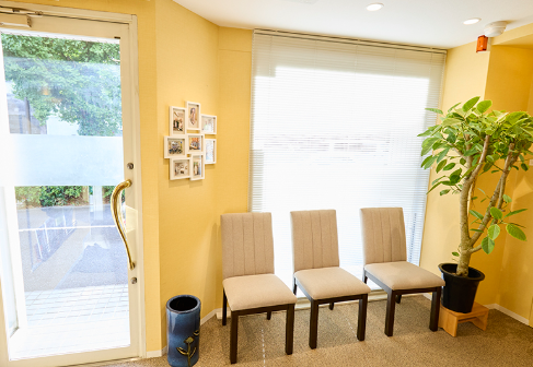 ①外観②待合スペース③治療室