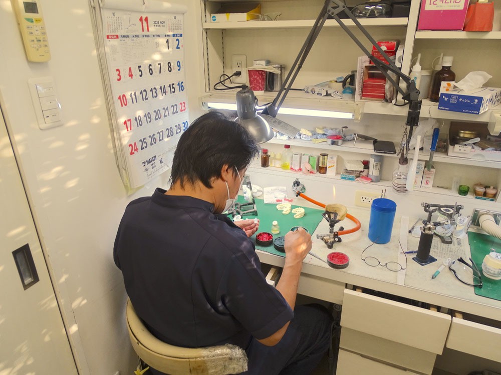 ①医院外観 ②待合室 ③技工室