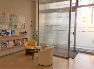 ①外観②待合室③診療室