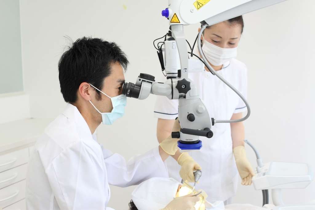 マイクロスコープを使い診察しています