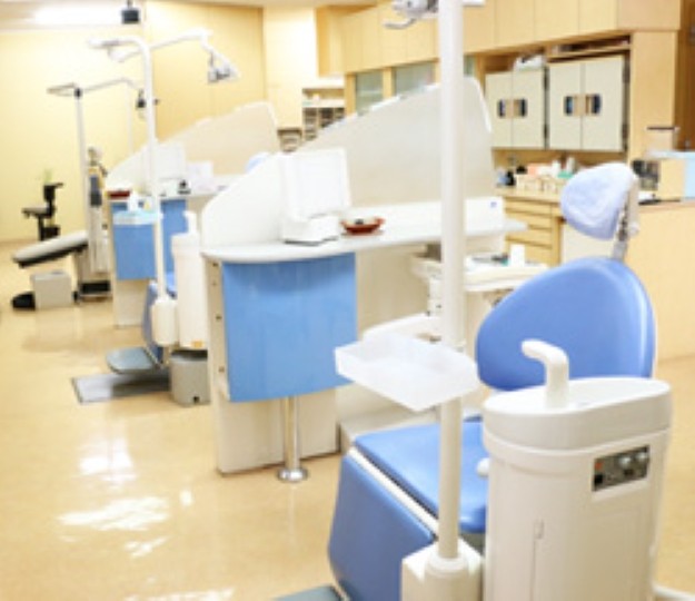 ①外観②キッズスペース③診療室