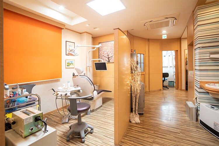 明るい雰囲気の診療室