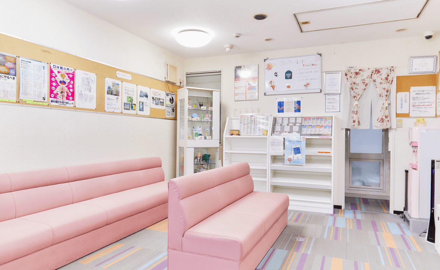 ①クリニック外観②待合室③診療チェア