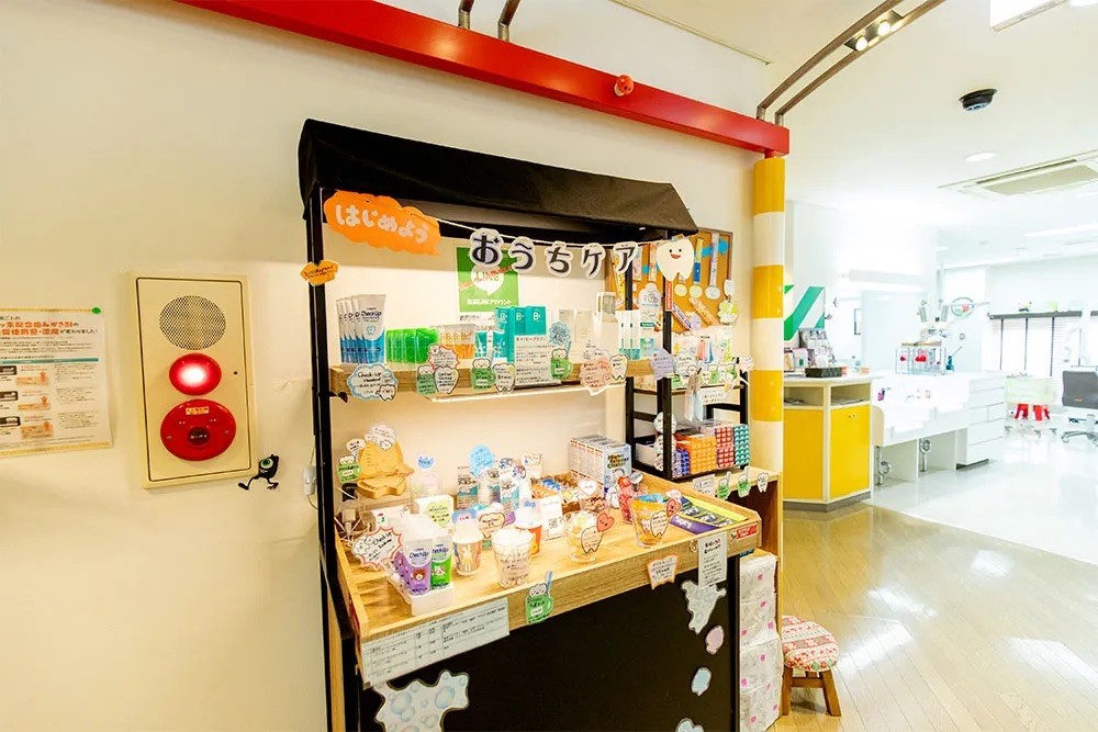 ①外観②待合室③物販コーナー