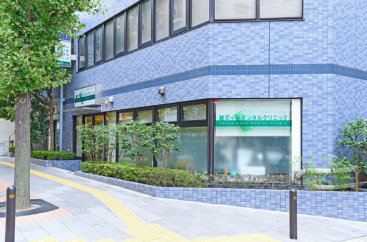 ①クリニック外観②受付③診療チェア