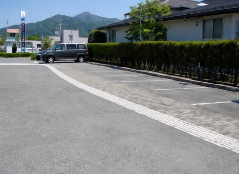 ①クリニック外観②入口③駐車場
