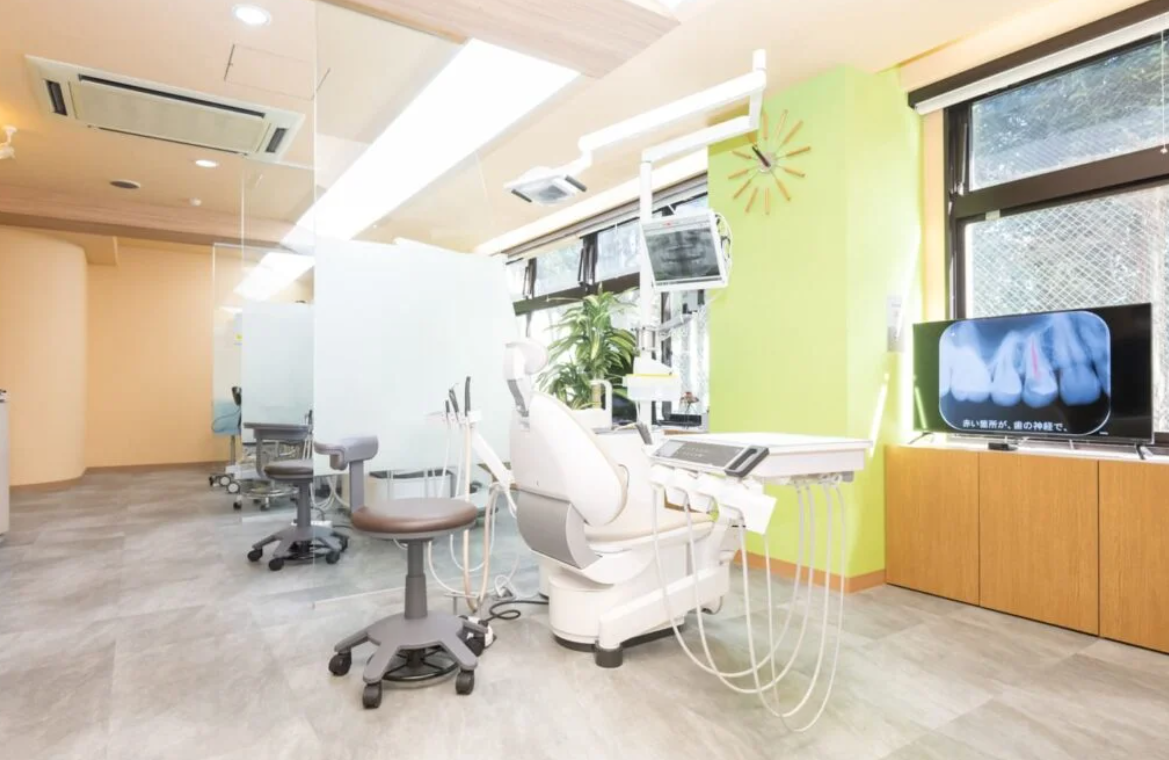 ①クリニック入口②受付③診療室