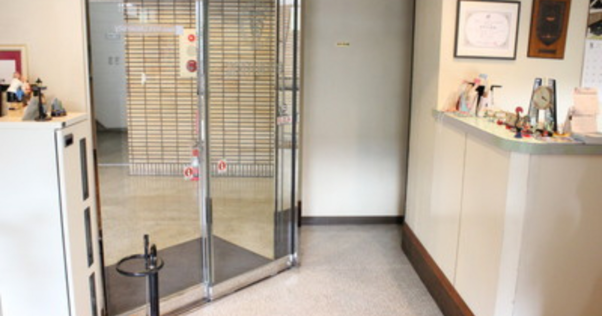 ①外観②受付③診療室