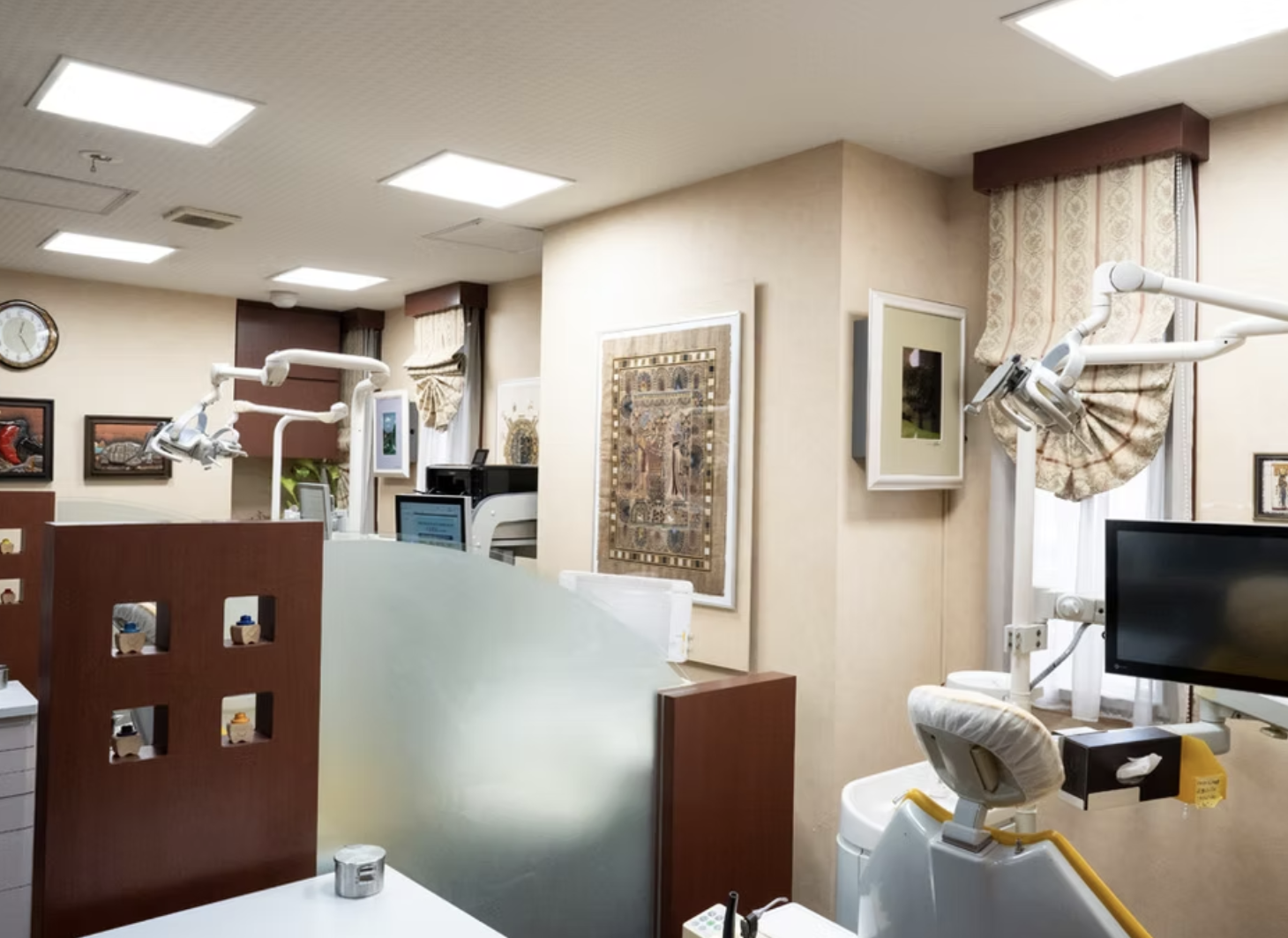 ①治療の様子②診療室③受付