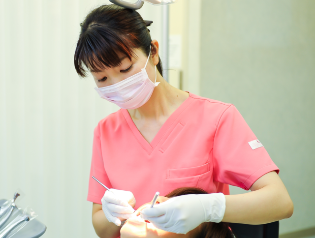 ホワイトニング前にはクリーニングを行います