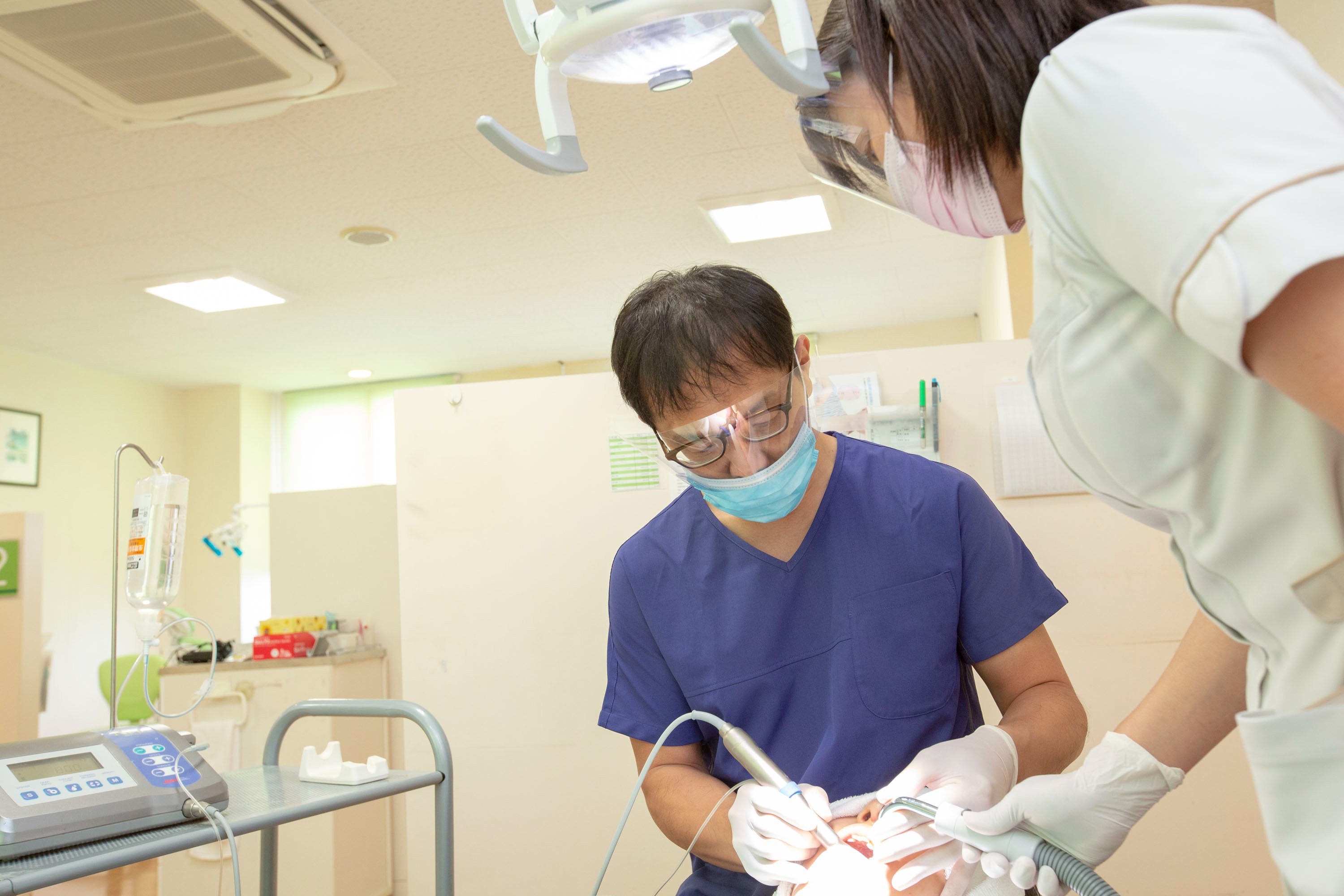 カウンセリングから手術、被せ物の装着、治療後のメンテナンスまで、一貫した管理を行い、安心して治療を受けられる体制を整えています。