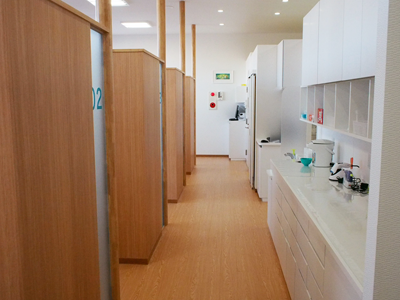 ①入口②受付③診療室