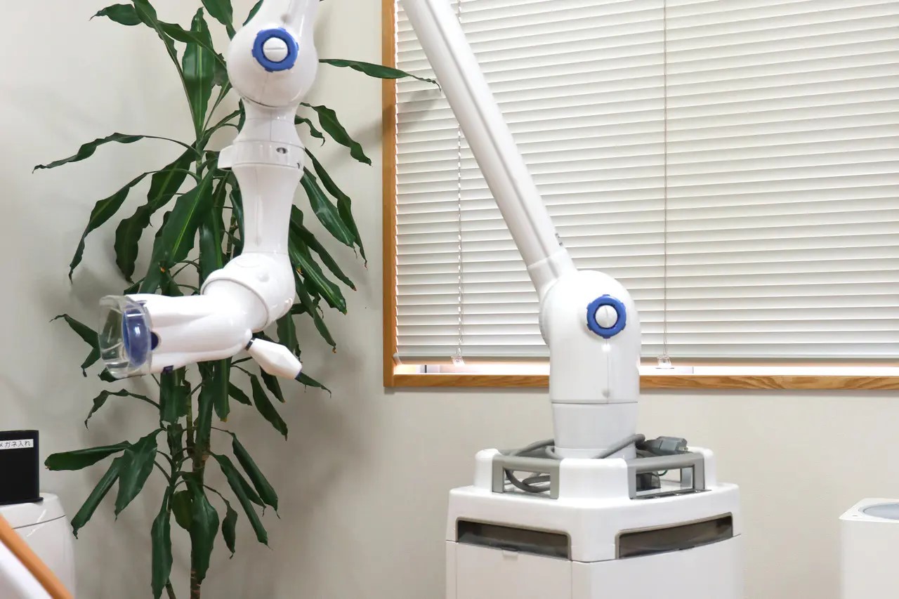 治療中に発生するカスなどを吸引する機器です