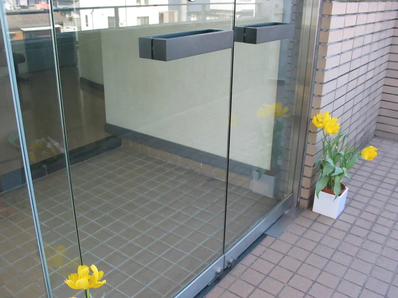 ①受付②待合室③医院入口