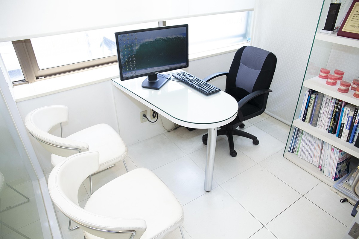 【日本矯正歯科学会認定医 在籍】【水道町駅 徒歩1分】丁寧な説明を重ね、歯並びと噛み合わせの相談に向き合うこうの矯正歯科クリニック