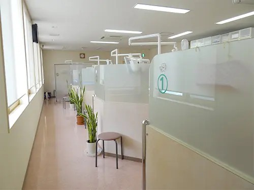 パーテーションで区切られた診療室