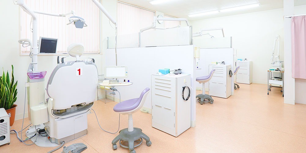 ①クリニック外観　②受付・待合室　③診療室