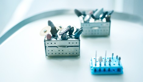 歯科技工士が技工物の製作を担当します
