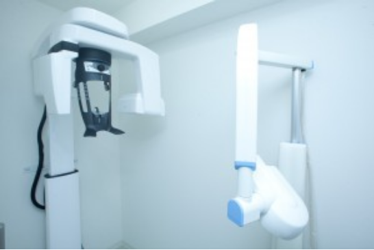 歯や骨の状態を立体的に確認することができる最新のCT機器を導入