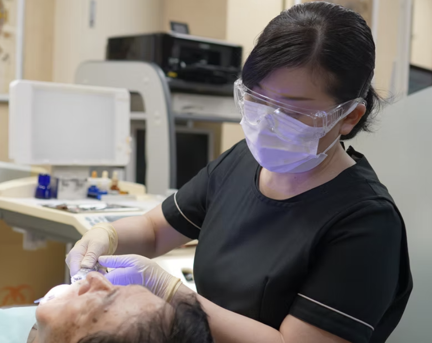 ①治療の様子②診療室③受付