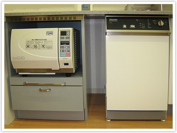 使用した治療器具は除菌・滅菌機により洗浄しています