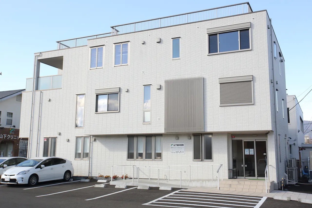 ①医院外観②待合室③診察室
