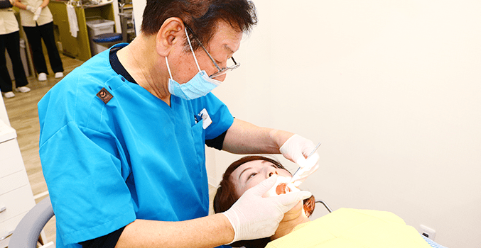 院長は35年で800件以上の臨床経験を持つ日本矯正歯科学会認定医です