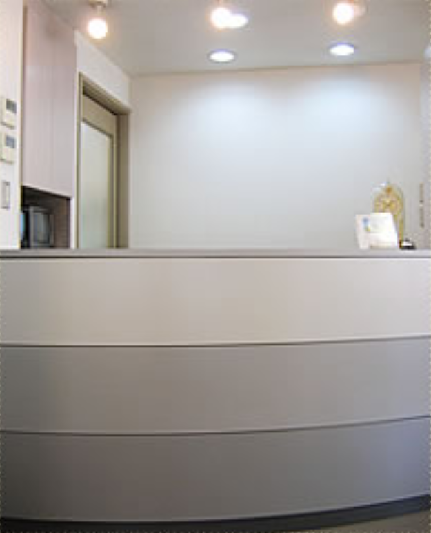 ①クリニック外観　②受付　③車椅子対応の診察室