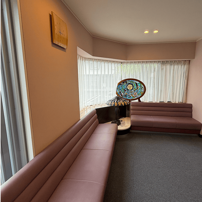 ①外観②受付③待合室