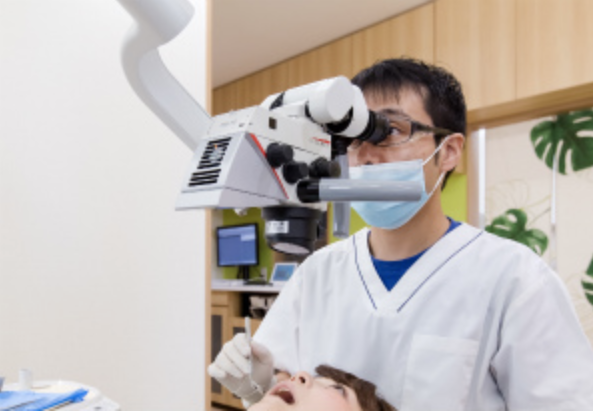 マイクロスコープを使用した治療の様子