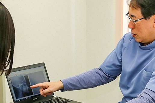 ①医院外観②説明の様子③待合室