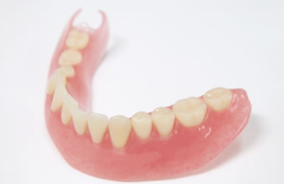 吸着義歯からノンメタルクラスプまで快適な装着感と機能性を追求
