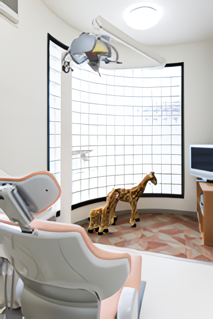 ①クリニック外観②待合室③診療チェア