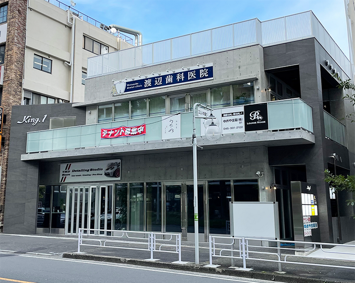 ①クリニック外観②待合室③診療チェア