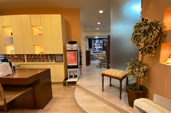 ①外観②入口③待合スペース